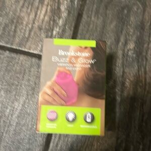 NWOT Brookstone buzz & glow muscle massager & light